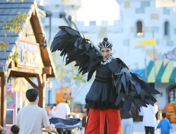 MEET THE CROW QUEEN STILT