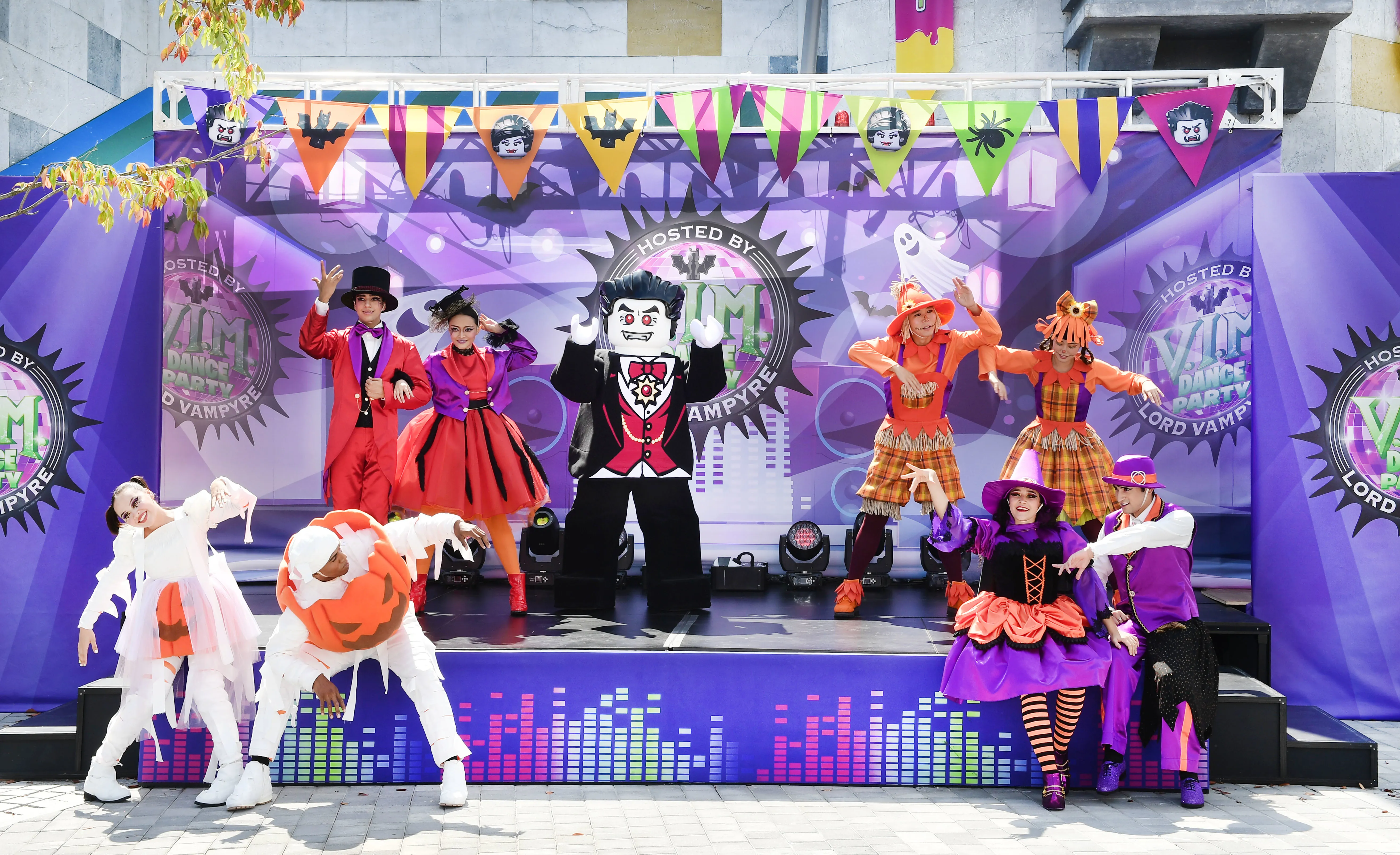 Brick or Treat 뱀파이어 백작의 댄스 파티